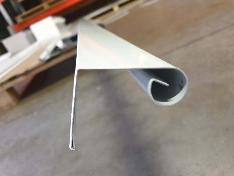 Ourlet en aluminium a bordeaux