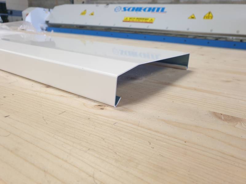 Habillage de dessus de murs en aluminium de couleur a bordeaux