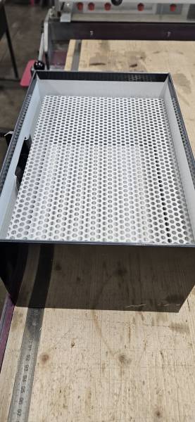 Création de boîtes à eaux sur mesure en aluminium laqué avec pose de grilles parefeuilles pour une entreprise d’étanchéité à Bordeaux en Gironde