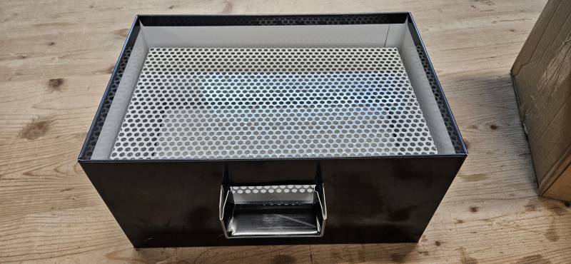 Création de boîtes à eaux sur mesure en aluminium laqué avec pose de grilles parefeuilles pour une entreprise d’étanchéité à Bordeaux en Gironde