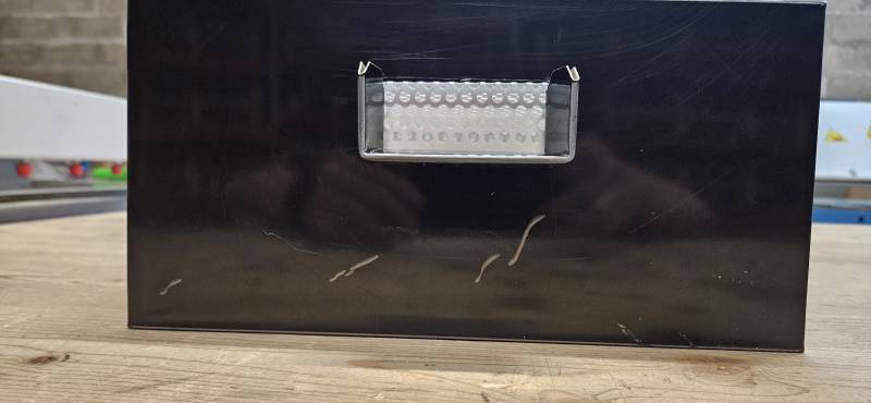 Création de boîtes à eaux sur mesure en aluminium laqué avec pose de grilles parefeuilles pour une entreprise d’étanchéité à Bordeaux en Gironde