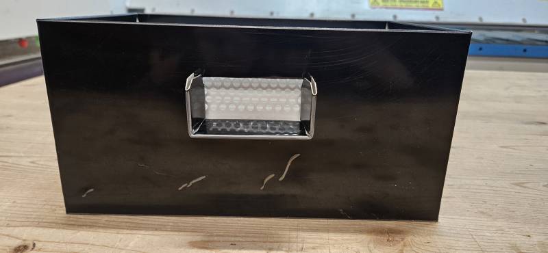 Création de boîtes à eaux sur mesure en aluminium laqué avec pose de grilles parefeuilles pour une entreprise d’étanchéité à Bordeaux en Gironde