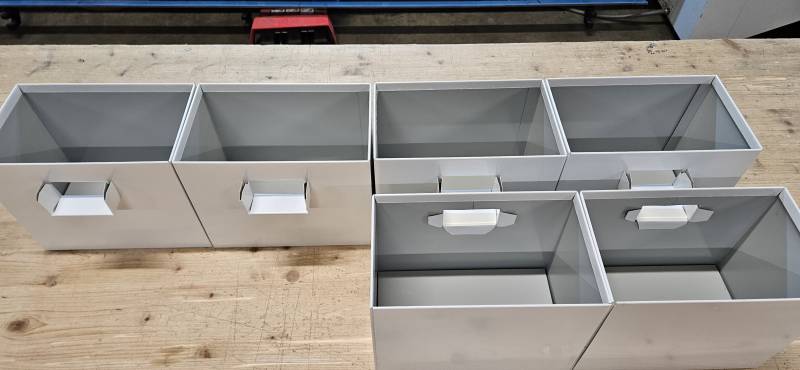 Création de boîtes à eaux sur mesure en aluminium laqué avec pose de grilles parefeuilles pour une entreprise d’étanchéité à Bordeaux en Gironde