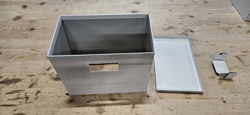 Création de boîtes à eaux sur mesure en aluminium laqué avec pose de grilles parefeuilles pour une entreprise d’étanchéité à Bordeaux en Gironde